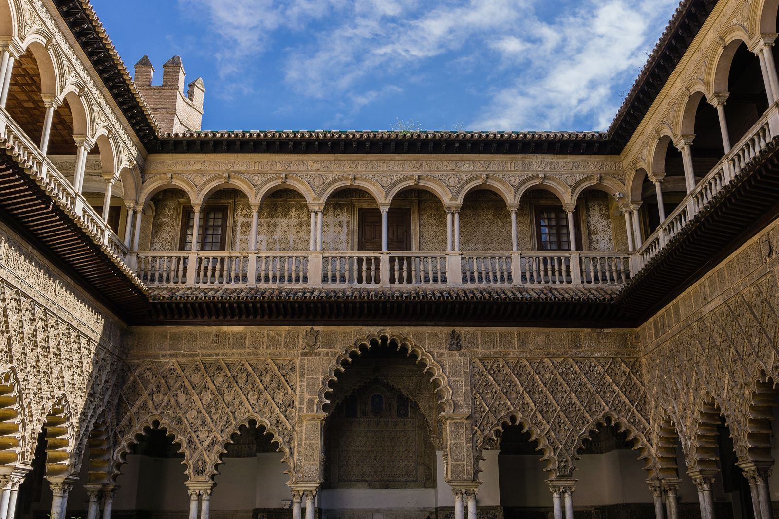 Patio de las Doncellas, com arcos de estuque entalhado e galeria superior