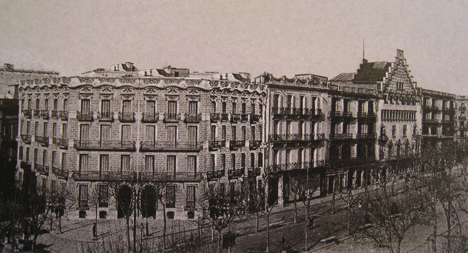 Fotografia antiga do Passeig de Gràcia com as fachadas do Quadrado da Discórdia