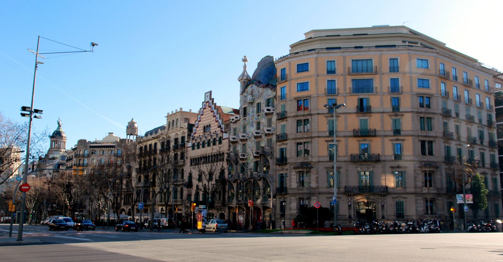 Passeig de Gràcia com a Casa Batlló e os prédios vizinhos do Quadrado da Discórdia