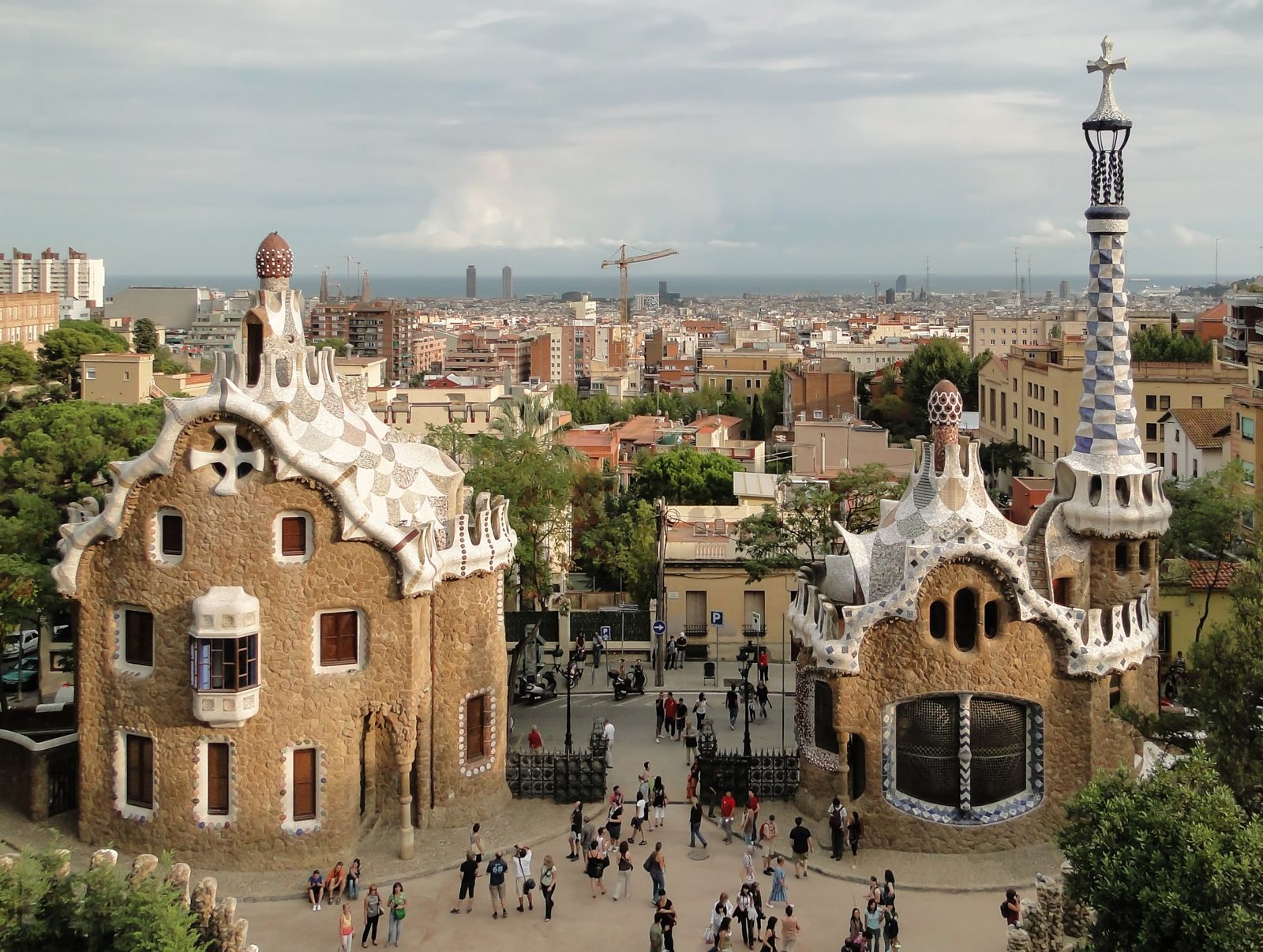Pavilhões de entrada do Park Güell, com coberturas de mosaico