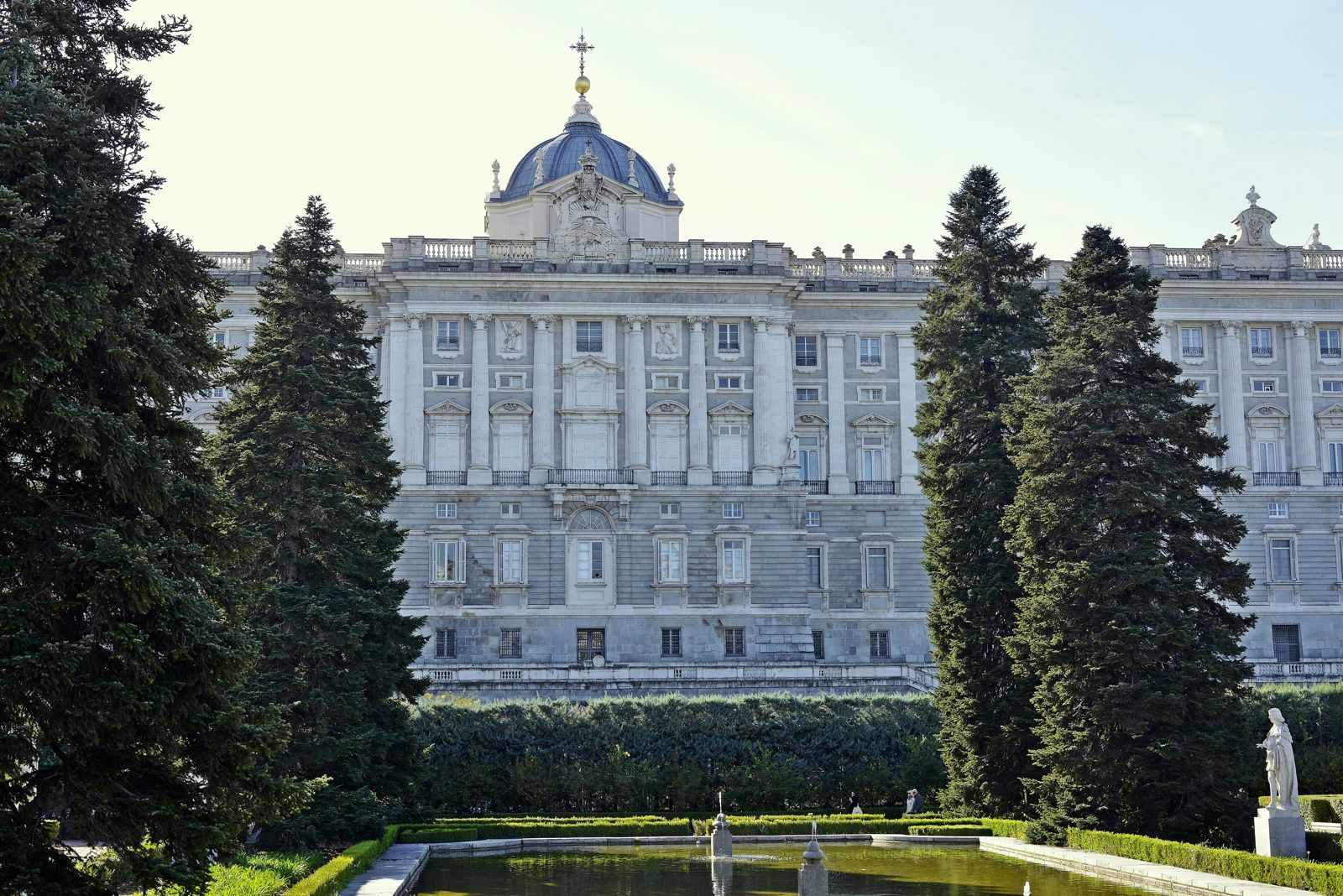 Fachada norte do Palácio Real de Madri vista dos Jardines de Sabatini