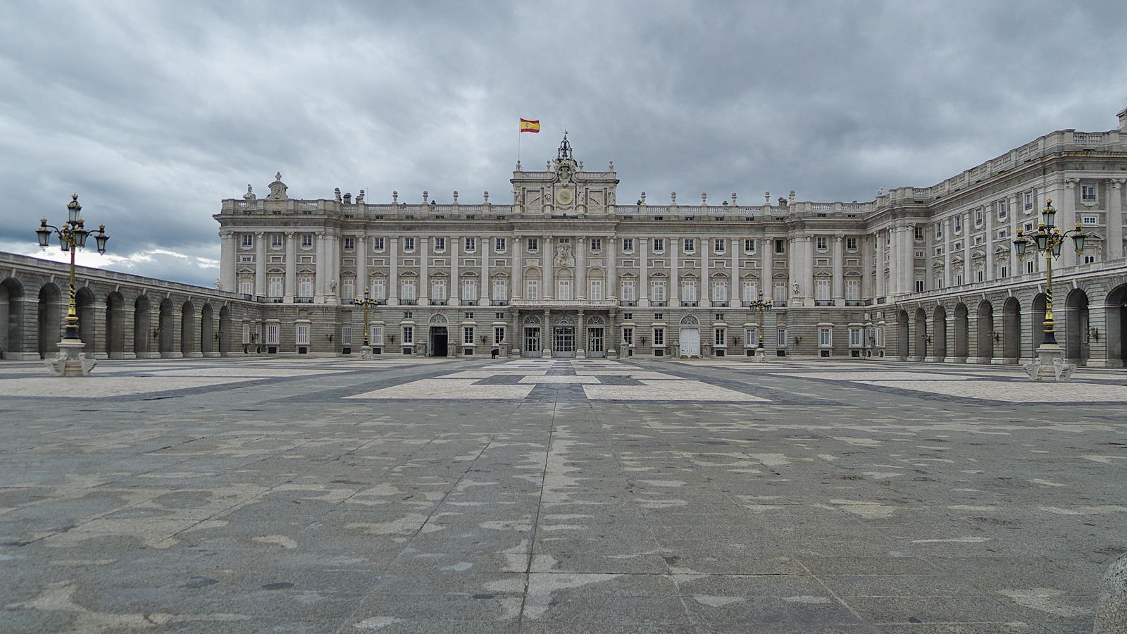 Fachada principal do Palácio Real de Madri diante da Plaza de la Armería