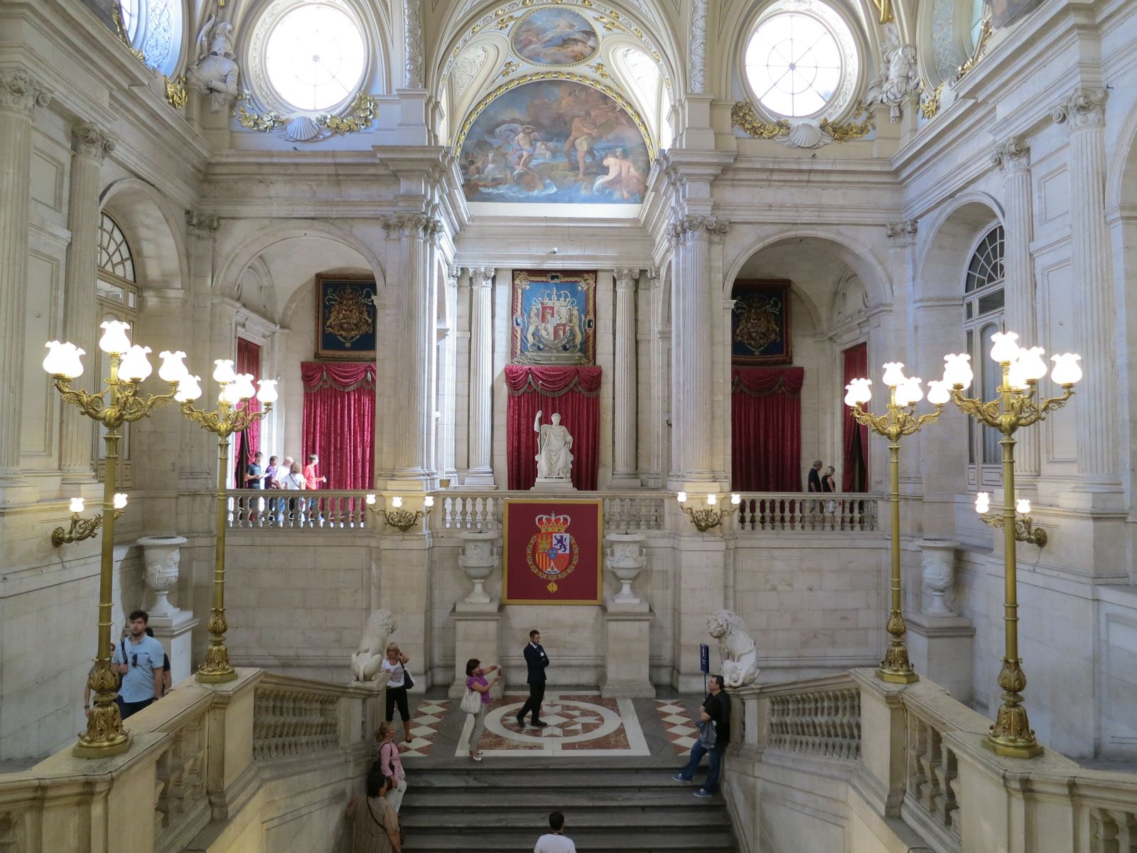 Escadaria principal do Palácio Real, com lustres e teto pintado
