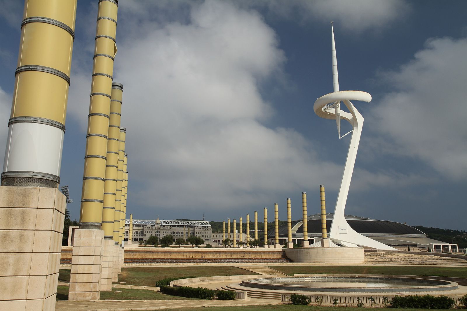 Torre de comunicações de Montjuïc, branca e inclinada, desenhada por Santiago Calatrava