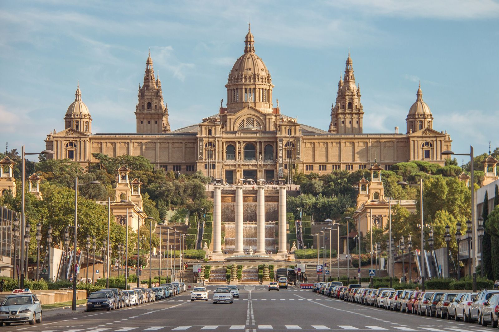 Palau Nacional de Montjuïc com cúpula e torres, visto da avenida