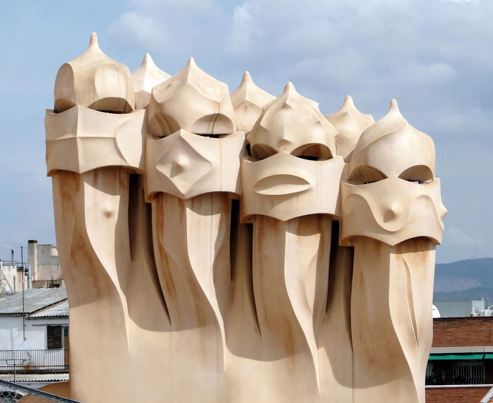 Chaminés esculpidas no terraço da Casa Milà, contra o céu