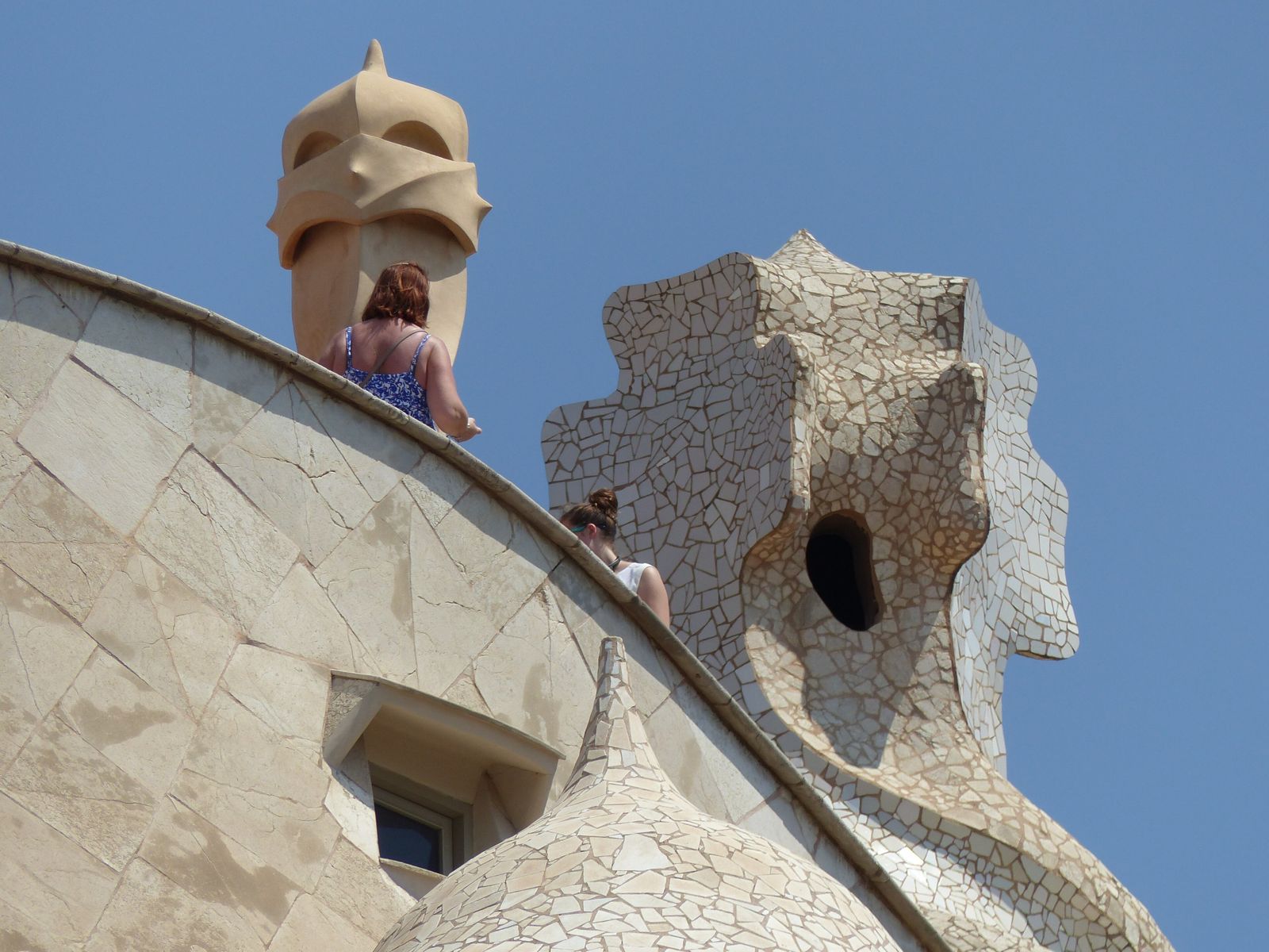 Escadas e saídas de ventilação curvas no terraço da Casa Milà