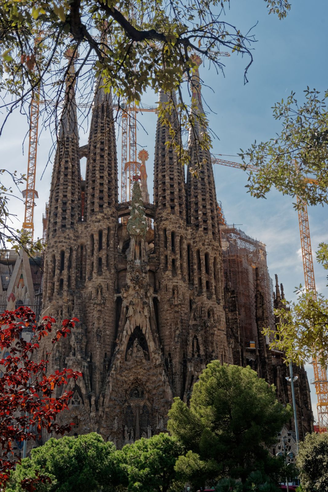 Fachada do Nascimento da Sagrada Família refletida no lago da Plaça de Gaudí